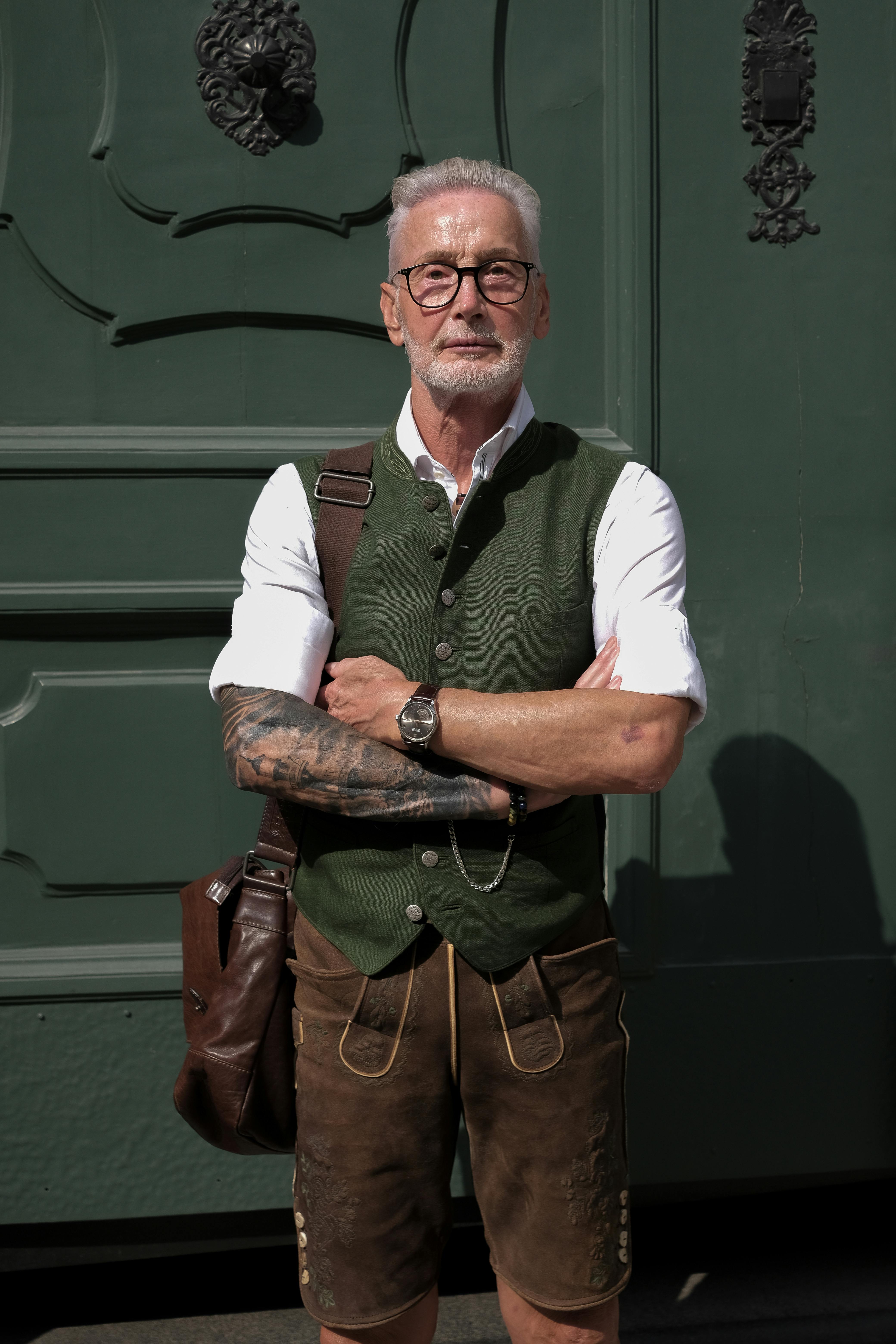 Pulizia professionale Lederhosen costume tirolese maschile — SoftClean Appiano